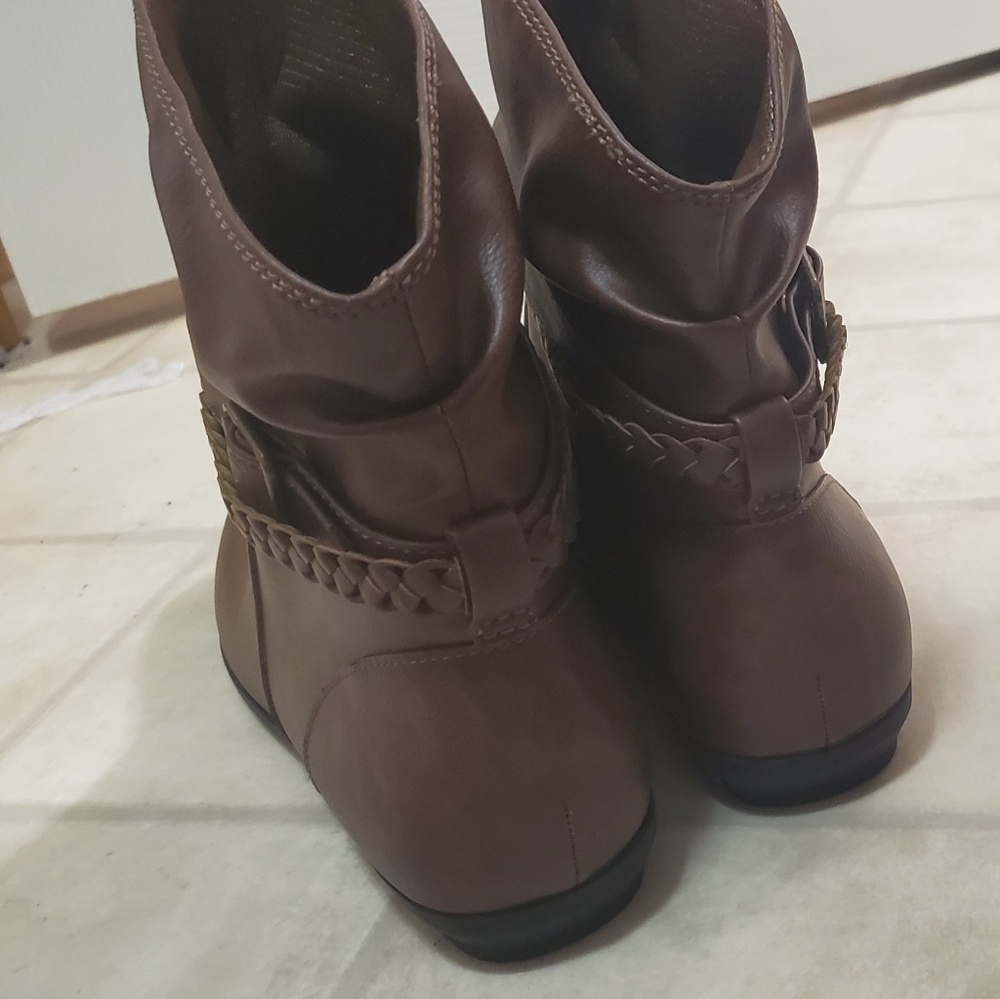 Boots - Picture 3 of 3